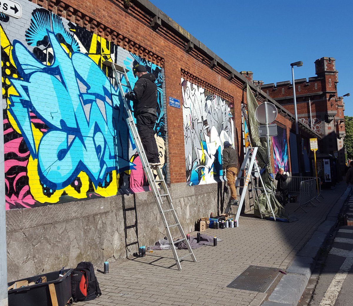 Moonkeypro's tweet photo. A la même époque en 2019 se tenait le Festival Pshitt! a Namur.
Enfin la bonne idée d'égayer nos mornes murs avec de belles oeuvres colorées.

#streetart #pshitt #namur https://t.co/CazS73Fffs