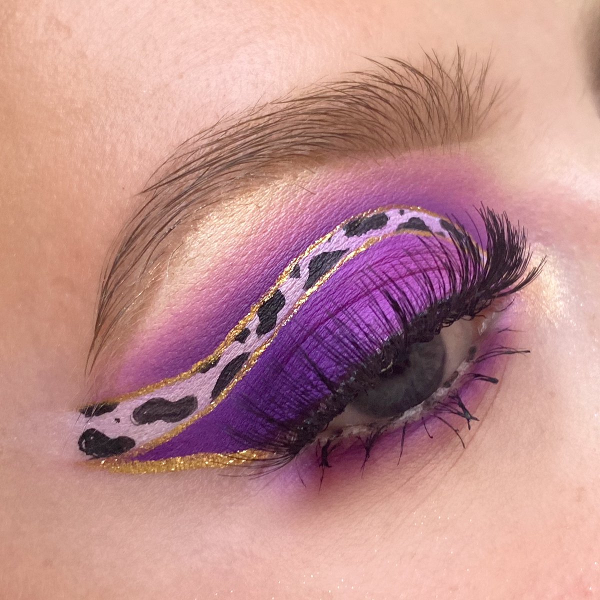 emmafordxo_'s tweet photo. Recreation of @Amythedutchess 
Using:
@MorpheBrushes @Jaclynhill Volume 2 palette
@PeachesMakeup lashes no.07 and pigments “Banana Boat”, “Gatsby”
@Snazaroo black and white face paint
@plouiseacademy base “Rumour 0”
#mua #makeup #detailedmakeup #makeupartist #makeuprecreation https://t.co/rydDhGOanR
