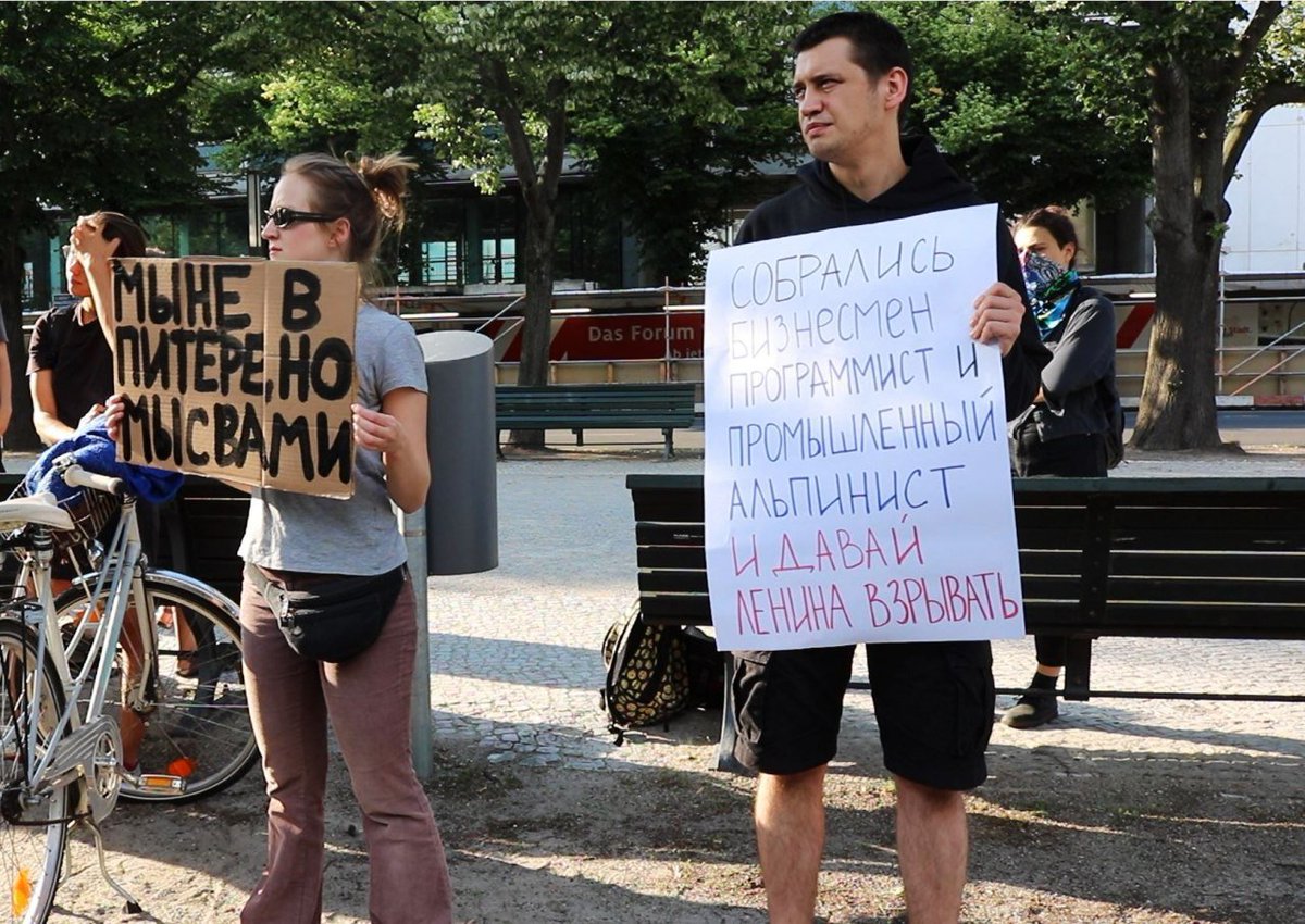postost_berlin's tweet photo. Gestern fand eine #Kundgebung vor der russischen Botschaft in #Berlin statt, um gegen die verhängten Haftstrafen gegen Viktor Filinkov und Juliy Boyarshinov im #Netzwerkfall zu protestieren.
#deloseti #rupression #networkcase https://t.co/txzoDXJfG5
