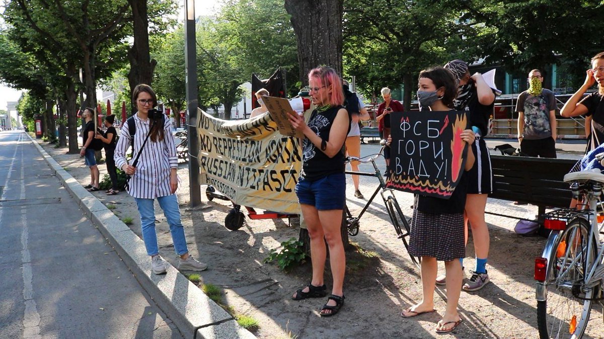 postost_berlin's tweet photo. Gestern fand eine #Kundgebung vor der russischen Botschaft in #Berlin statt, um gegen die verhängten Haftstrafen gegen Viktor Filinkov und Juliy Boyarshinov im #Netzwerkfall zu protestieren.
#deloseti #rupression #networkcase https://t.co/txzoDXJfG5