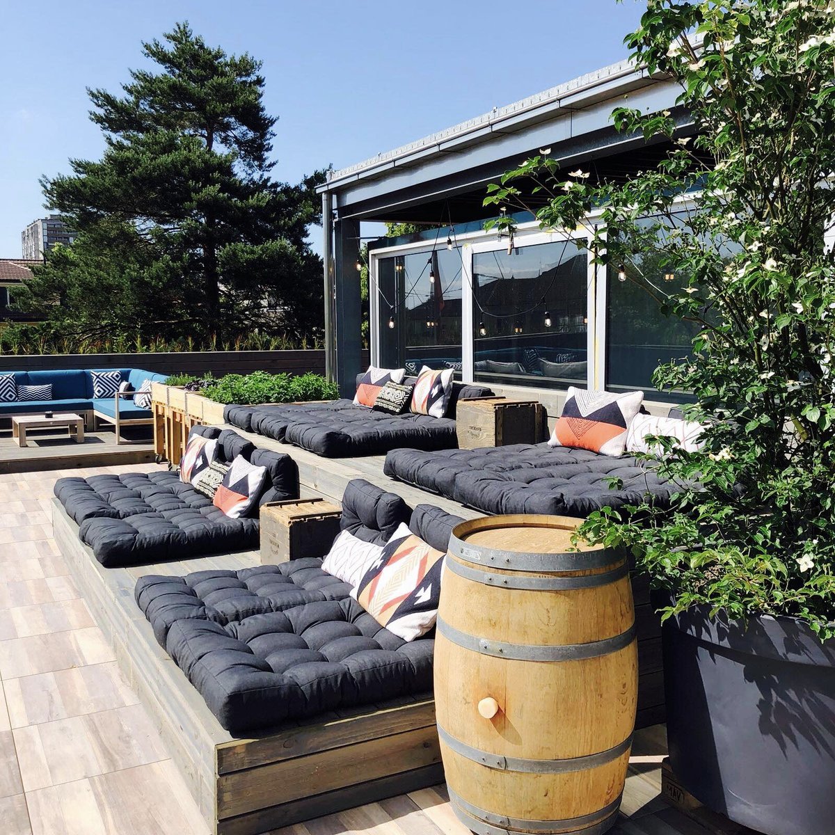 BEMeitschiBlog's tweet image. Neues Brunch Highlight!

Diesen Sonntag findet auf der 360° Dachterrasse des Kubus Eventlokals in Bümpliz zum ersten Mal ein grosses Brunch Happening statt. Food Truck Style. Jetzt reservieren: kubus-eventlokal.ch/kubus-brunch