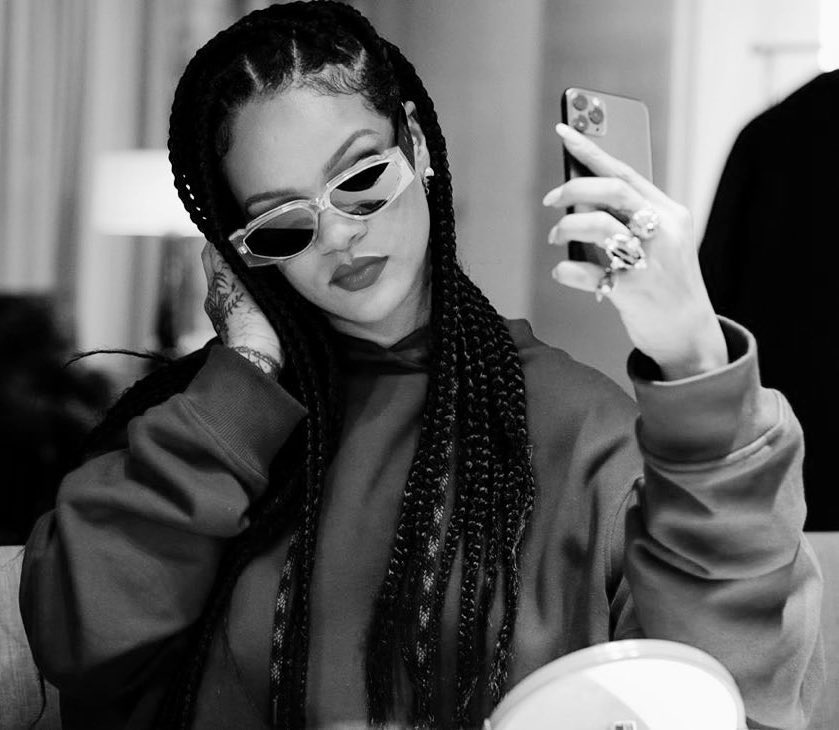 3Richard3's tweet photo. Rihanna Trends for Absolutely No Reason! https://t.co/82vSHllxvW