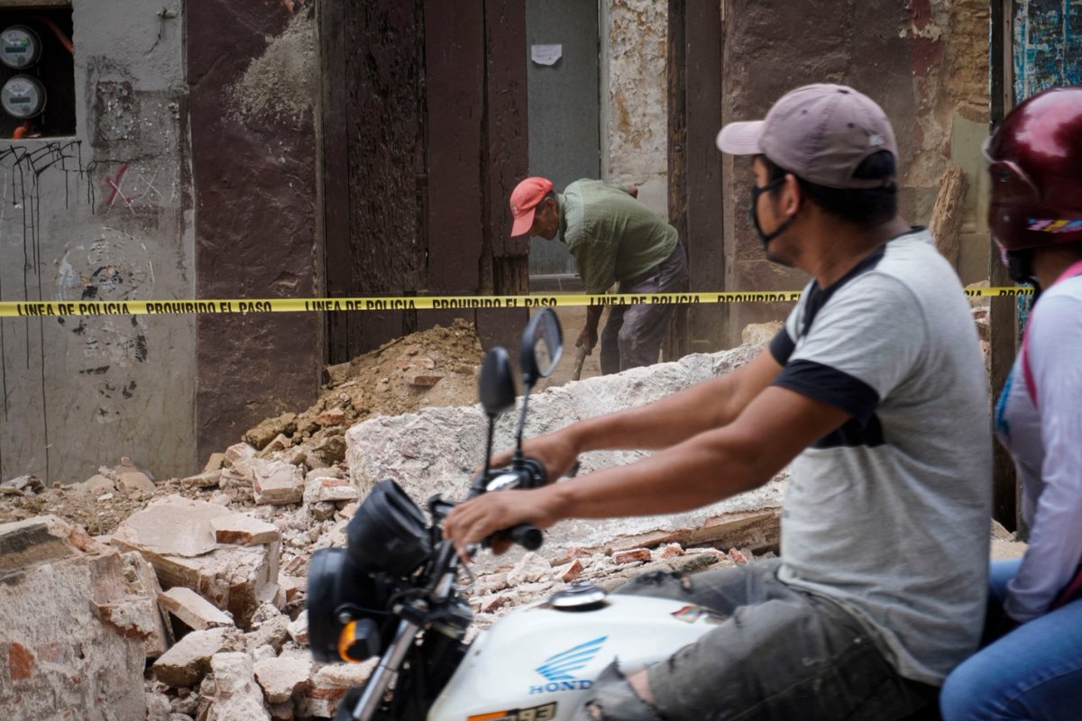 ElUniversalOax's tweet photo. #EnFotos | Así lucen las calles de la capital de Oaxaca, luego del sismo magnitud 7.5 que esta mañana se registró al sur de La Crucecita, en el municipio de Huatulco 🛑🚨
Crédito: Mario Arturo Martínez El Universal
Más información 👉 https://t.co/hwAgZcJhf8 https://t.co/0HdFzwFbSO