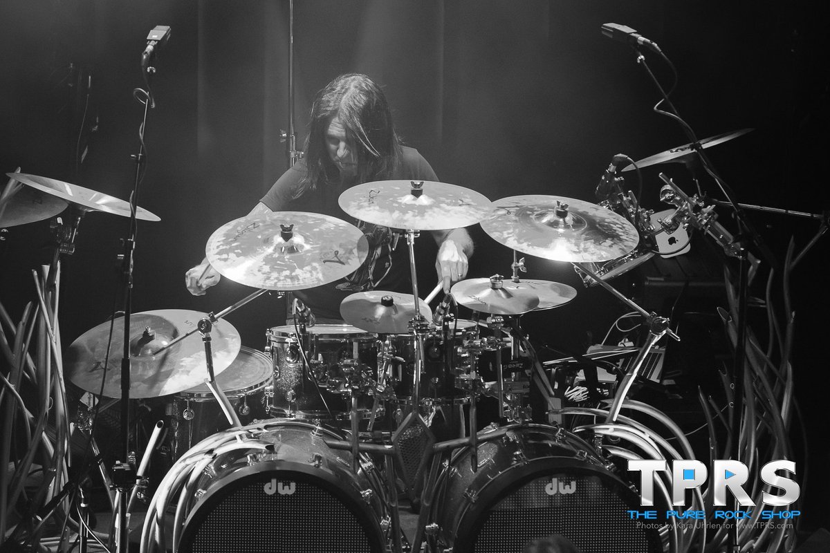 queensryche's tweet photo. Casey at the Roxian Theatre in Pittsburgh (photo credit Kara Uhrlen for The Pure Rock Shop)
#queensryche #theverdicttour #caseygrillo #kickassdrummer #talentedmusician #greatguy #lotus #customdrumkit #sawbladheaddesigns #dwdrums https://t.co/NugwV4EggY
