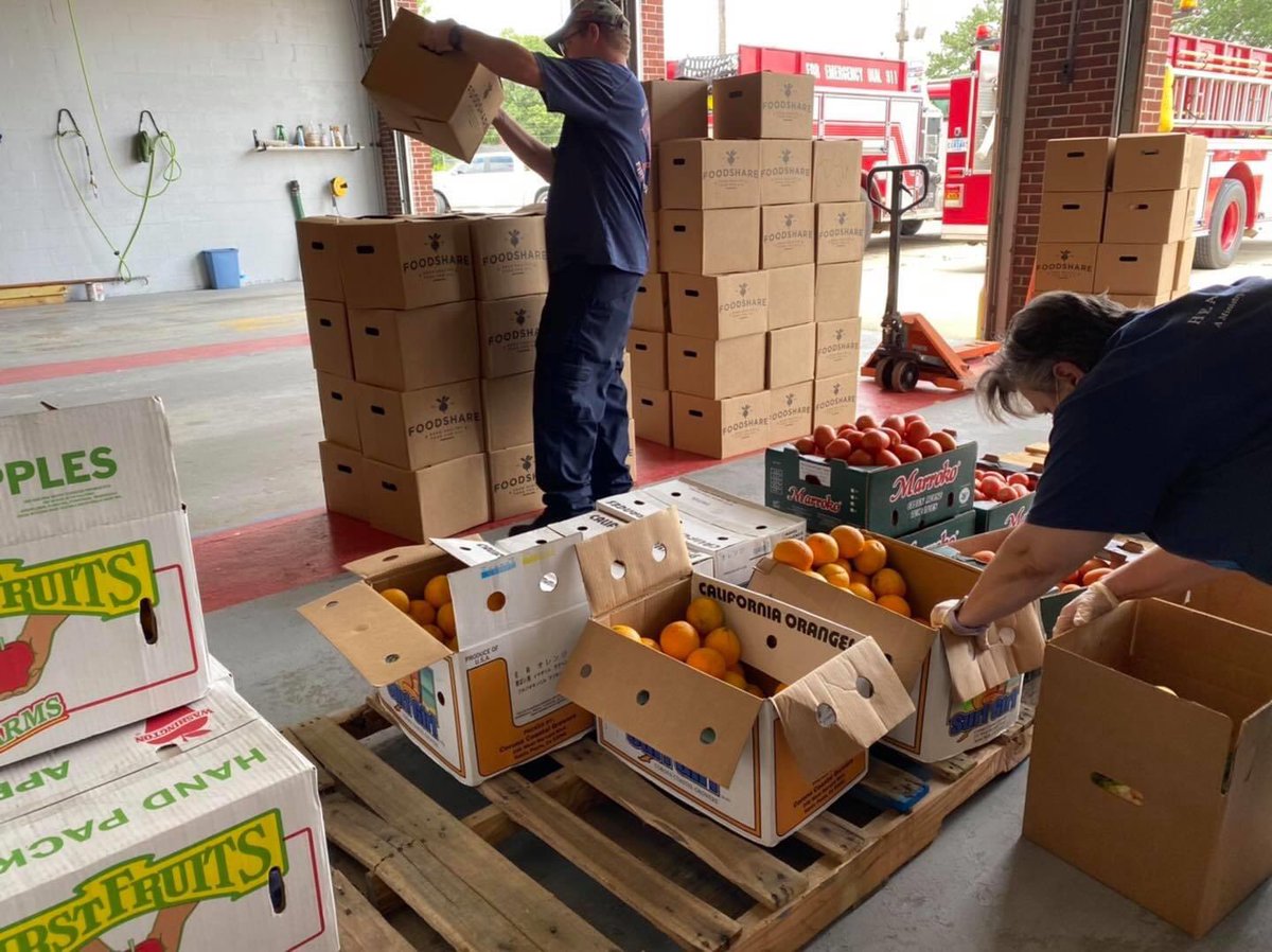 HealthyLearners's tweet photo. We had another successful packaging process with the Dillon County COVID-19 Community Response Team. Over 200 boxes packaged and delivered! 
Various organizations, civic groups and caring individuals make this effort possible! @DillonHerald @the_encouraging #loveisinourmission https://t.co/VVGkM2tQr6