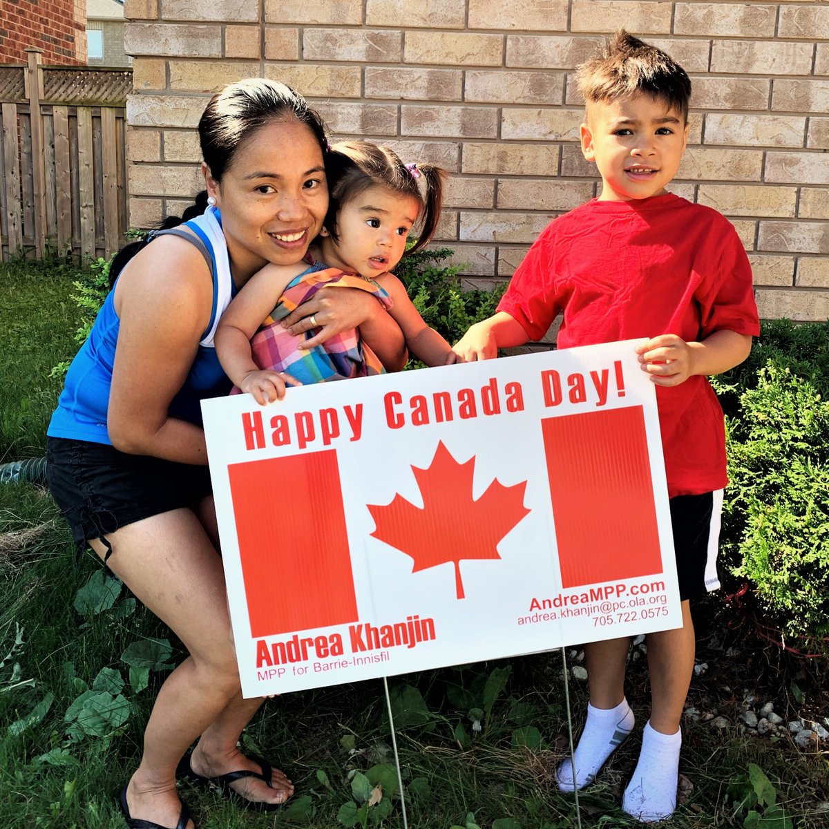 Andrea_Khanjin's tweet image. It's not too late to get yours! You can get it in different ways:
&amp;gt; Sign up at andreampp.com/lawnsign
&amp;gt; Call or email my office at 705-722-0575
The lawn signs can be delivered to your home or be picked up in my office.
Let's show our #CanadianSpirit and celebrate #CanadaDay2020!