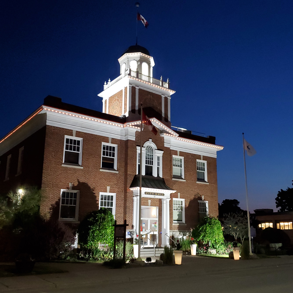 StrathCaradoc's tweet photo. We'll be lighting Town Hall with gold this week as we celebrate our 2020 graduates. Join the celebration and decorate your home or business for our grads on Thursday, June 25. #gogoldforgrads @TVDSB https://t.co/6DCXKujhZZ