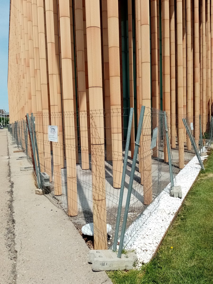 Pabellón de España: 12 años abandono, varias veces rehabilitado, de nuevo esperando una limpieza generosa de cara y jamas con un proyecto de uso. Ahora ya, la culpa no es Madrid ya que se cedió a Aragon. Tic tac, tic tac... ¿hola??? ¿Hay alguien ahí?....