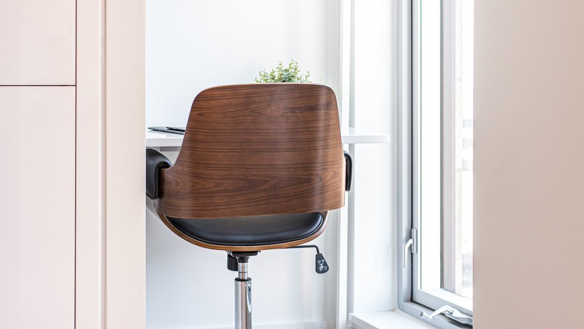 Visualize your home office in the heart of downtown with waterfront views, a premium fitness facility and luxury wellness centre. Working from home has never felt better.

One-bedrooms start at $1,510/month - book your private tour today.