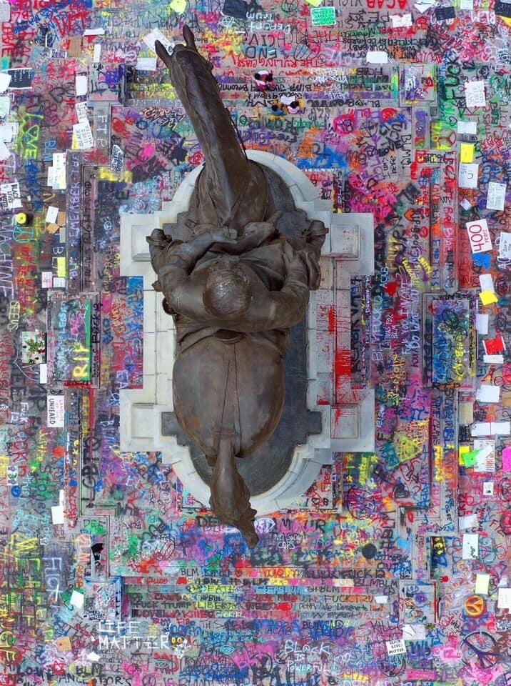 ForVirginians's tweet photo. Not sure who to give credit to for this aerial view of the Robert E Lee statue on Monument Ave in RVA. Will let the photo speak fir itself. #Timestheyareachanging https://t.co/3Egsxo7tXn