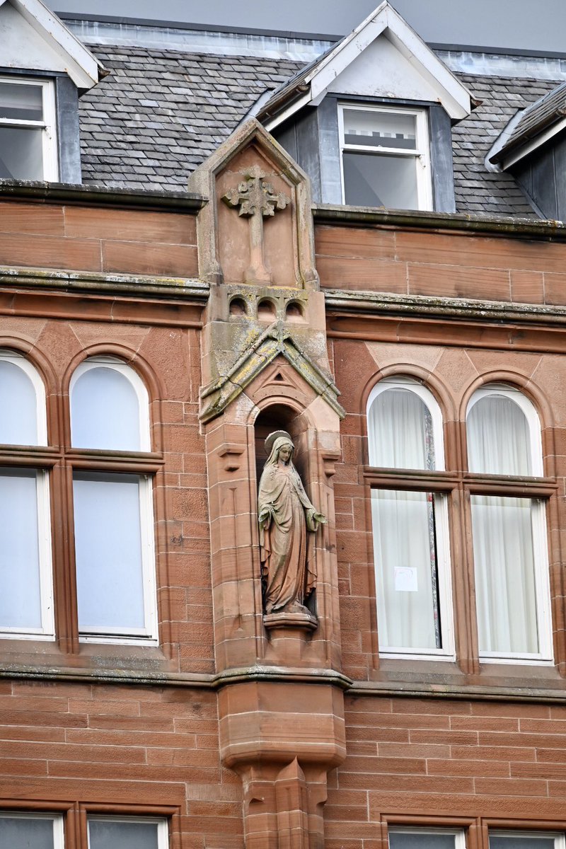A few more women on buildings, then I’ll change theme! Back to  @KelvingroveArt for St Mungo flanked by two women, a carved head on North Park House, and the Virgin Mary who is celebrated in many places, in this case the former Notre Dame Convent.  #WomenMakeHistory  @womenslibrary