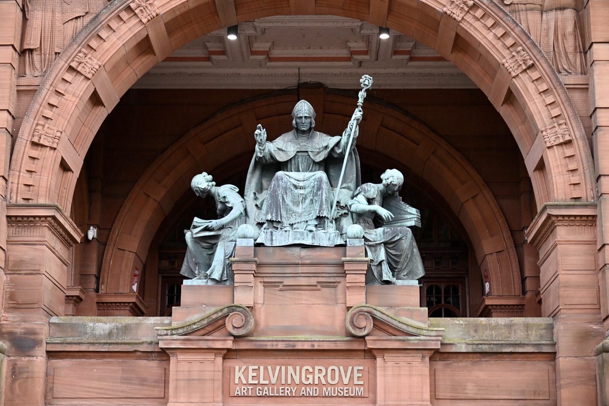 A few more women on buildings, then I’ll change theme! Back to  @KelvingroveArt for St Mungo flanked by two women, a carved head on North Park House, and the Virgin Mary who is celebrated in many places, in this case the former Notre Dame Convent.  #WomenMakeHistory  @womenslibrary
