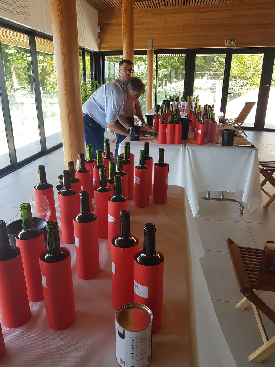 *DEGUSTATION*
Aujourd'hui les Côtes de Bordeaux ont organisé une dégustation pour <a href="/LePointVin/">Le Point Vin</a> 
<a href="/Dupont_LePoint/">Jacques Dupont</a> et <a href="/OBompas/">Olivier Bompas</a> ont goûté une centaine de références. Les vins sélectionnés paraîtront dans un numéro spécial vins abordables à paraître en septembre 2020. #StayTuned