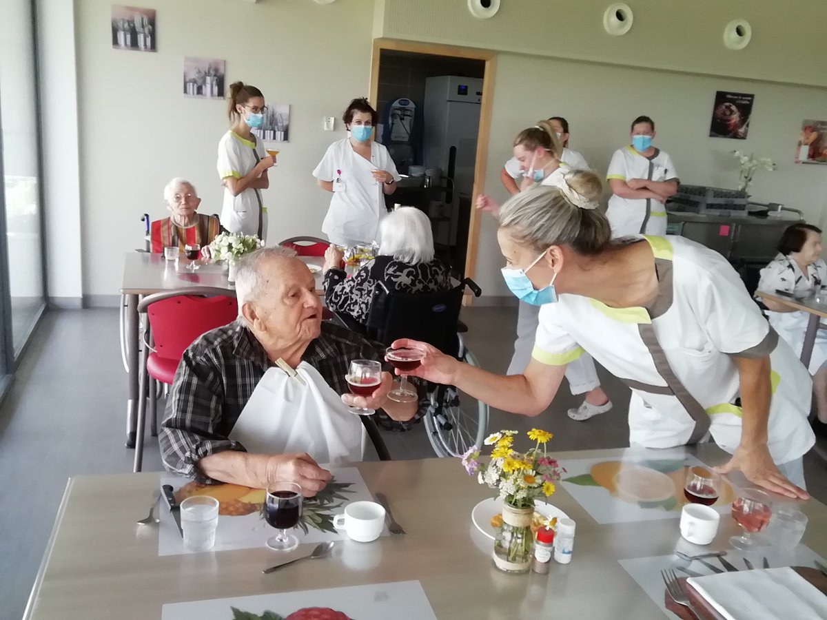 ehpadciel's tweet photo. Le 15 juin dernier, les résidents ainsi que le personnel ont partagé un moment autour d’un apéritif servi en salle à manger, afin de fêter les 3 ans d’ouverture de l’EHPAD de Ciel. https://t.co/SPBm05RrM6