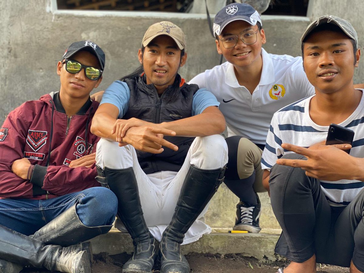 Jangan lupa pura-pura bahagia, tidur cukup makan yg cukup ya pura-pura bahagia butuh tenaga looh