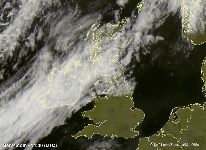 wxweb's tweet photo. Big contrasts continue this afternoon between a slow-moving front bringing rain to Scotland and Ireland, and extensive blues skies and very warm temperatures across central &amp; southern England &amp; Wales. Topping out around 28C today around London. Hotter tomorrow. https://t.co/dn2v6gBxvw