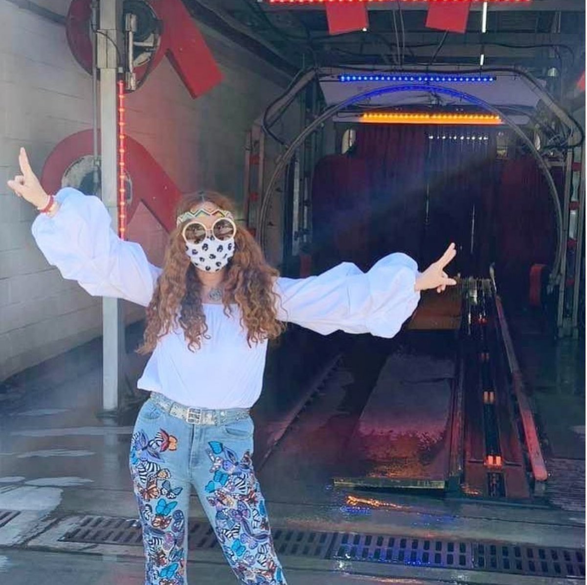 RunwayOfDreams1's tweet image. #ShelterChic alert! Clothing CAN make a difference! Every $5 raised gets 1 much-needed PPE mask for a member of the disability community in collaboration with @LaborersBrigade. Go to runwayofdreams.org/donate to donate, snag a 📷 of you in your most fab outfit, post &amp;amp; nominate!