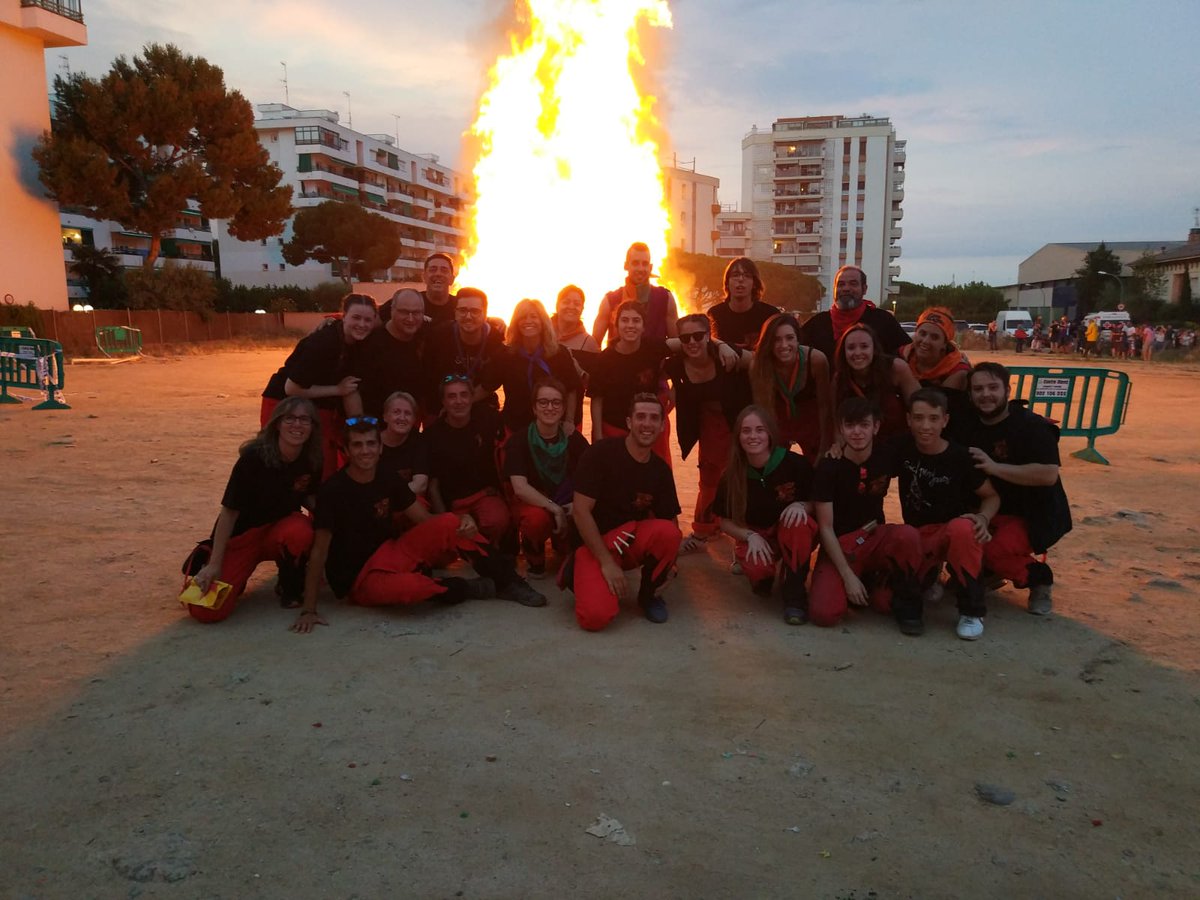 Mansuetsdefoc's tweet image. La nit més màgica de l’any està a punt d’arribar!
👉🏽Celebrem el solstici d’estiu👉🏽Ens aporta una dosis de màgia a la quotidianitat 👉🏽on es dóna al foc🔥 la qualitat de regeneració
👉🏽Sorgeix el ritual de cremar a les fogueres tot allò que ja no volem i tenir☘️sort ♥️amor 😷salut