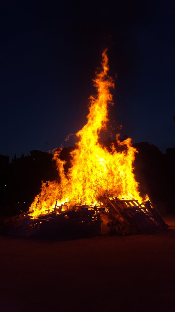 Mansuetsdefoc's tweet image. La nit més màgica de l’any està a punt d’arribar!
👉🏽Celebrem el solstici d’estiu👉🏽Ens aporta una dosis de màgia a la quotidianitat 👉🏽on es dóna al foc🔥 la qualitat de regeneració
👉🏽Sorgeix el ritual de cremar a les fogueres tot allò que ja no volem i tenir☘️sort ♥️amor 😷salut