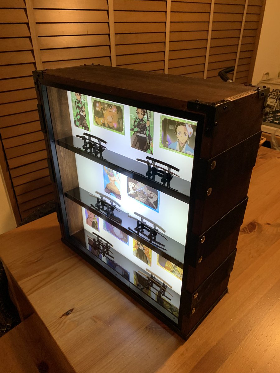 Jun Jun Osanai ベアブリックモールとか No Twitter 手越くんの会見でざわついているようですが 全く関係ない写真を 鬼滅の刃 日輪刀コレクションの飾り方がわからなかったのでショーケース作りました ねずこの箱風 100均のライトを9発仕込んで光るようにしてます