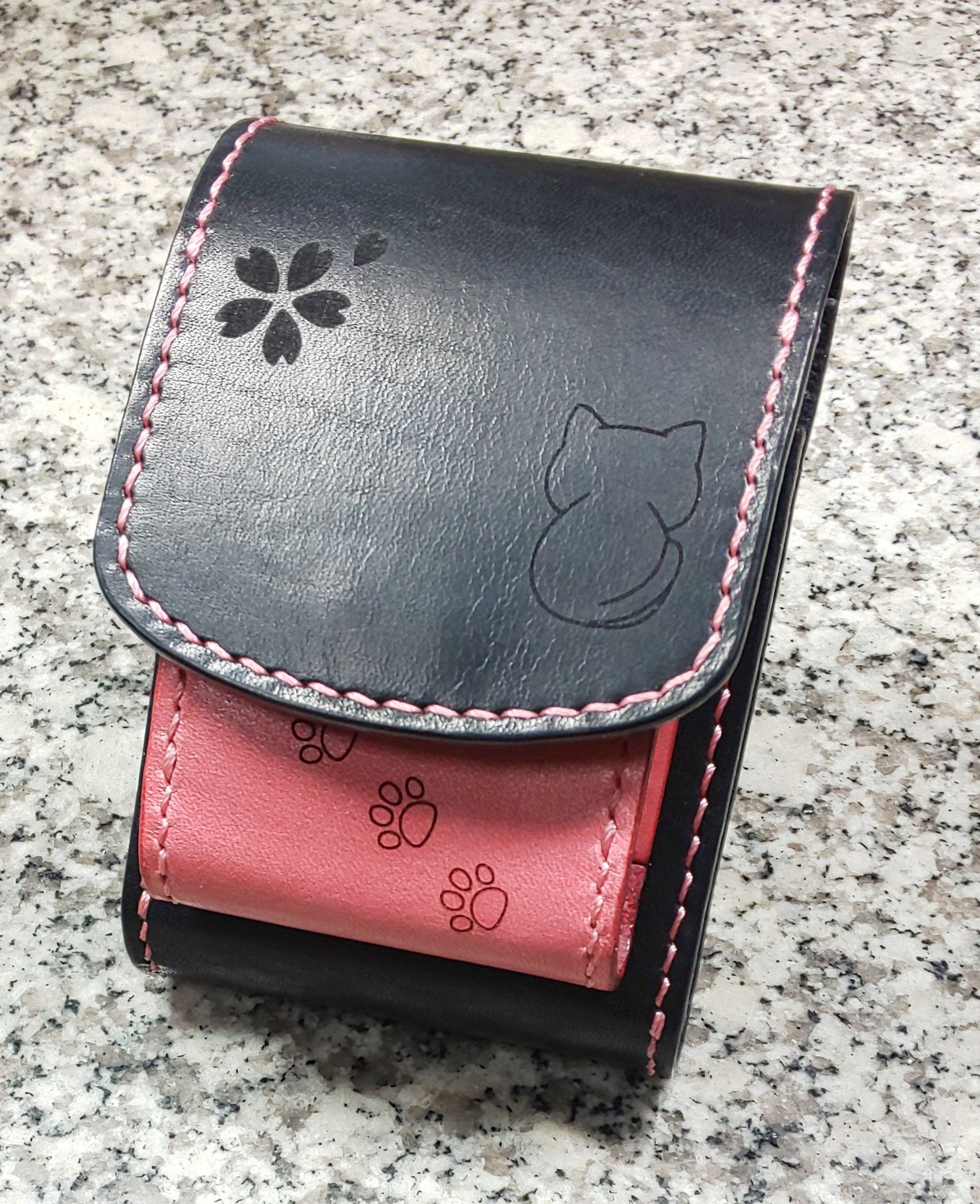 アトリエ さくらふと 作りたいと思っていたけど なかなか作れなかた たばこケース たばことzippo型ライターが入る２ポケットタイプです 強力マグネット留め ワンポケットに使い捨てライターが入るタイプも良いですよね たばこケース シガー