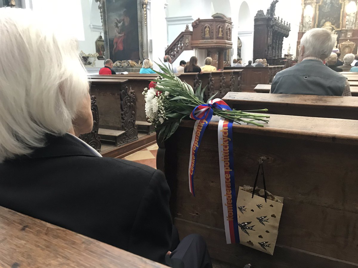 Kucerova_uci's tweet photo. Památku lidí nespravedlivě vězněných komunismem připomíná ve @znojmocity_cz nová pamětní deska. Je na ní 88 jmen lidí z regionu. Včetně čtyř členů rodiny Achrerových. Rodiče a dva synové byli odsouzeni za pokus jednoho ze synů emigrovat. On dostal 20 let, v žaláři strávil 10,5 r. https://t.co/BfKQcrNSEt