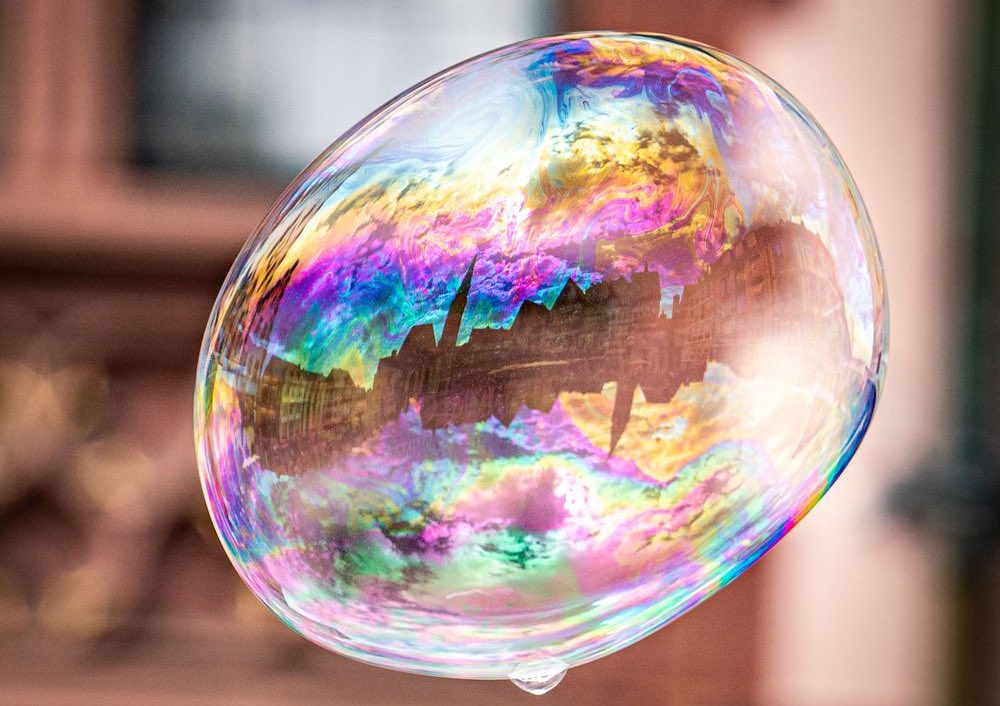 1/ Is This a Stock Market Bubble?There has been plenty of talk calling our current market environment a “bubble” following its meteoric rise from March lows.I’d like to take an objective look.Let’s use  @RayDalio’s “7 Classic Signs of a Bubble” as our framework...