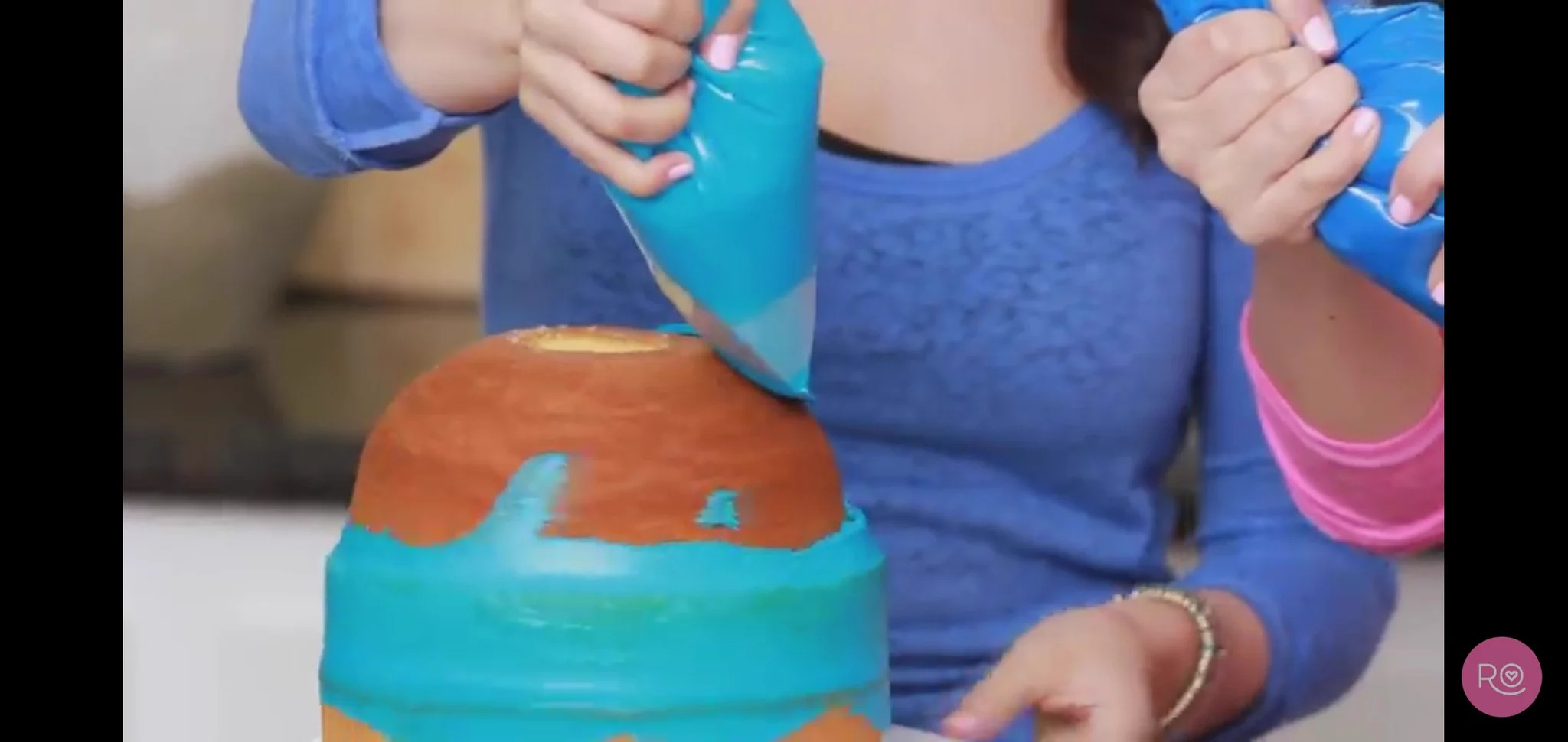 YouTubeで人気のアナ雪ケーキの作り方！！さすがアメリカというべき自由な発想でフィギュアが使われていた！