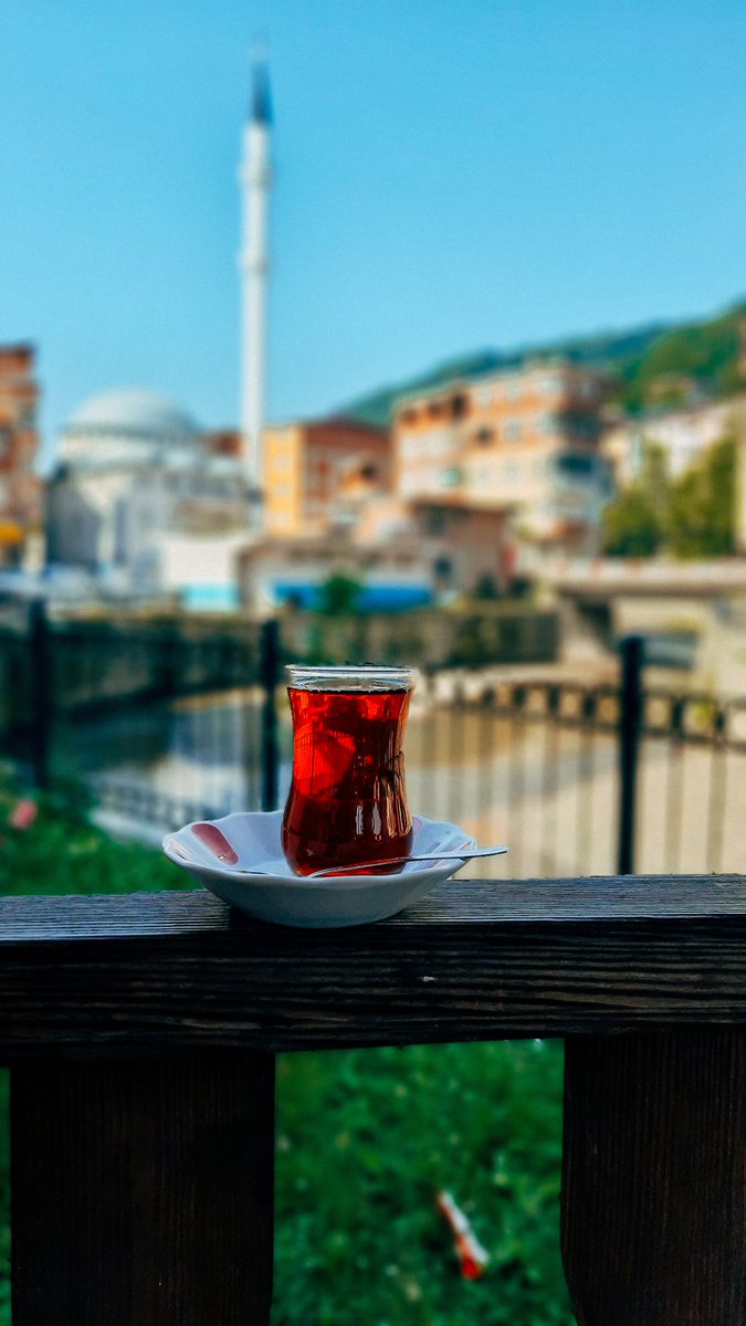 Sanki eski çağlarda da yaşamışım gibi, bu çağı tenkit eden söylemlere nedense hep hak vermişimdir...