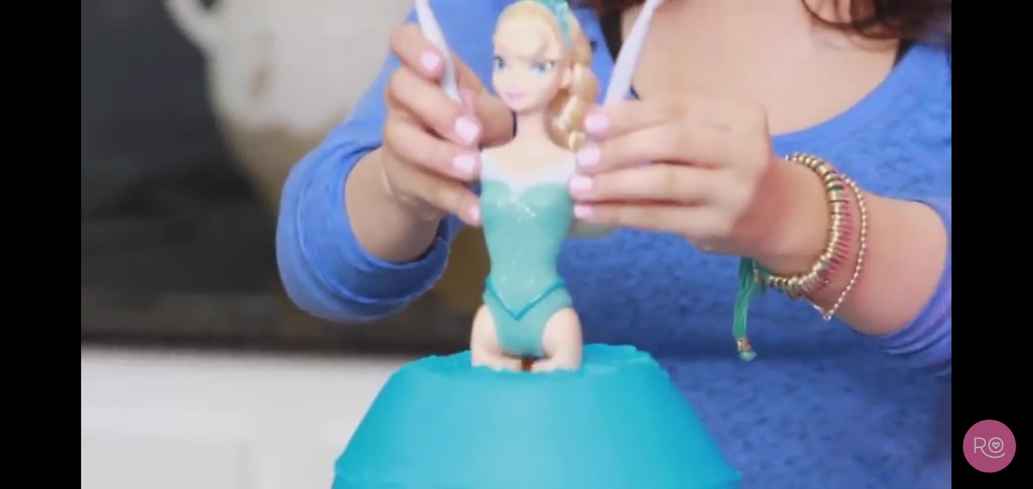 YouTubeで人気のアナ雪ケーキの作り方！！さすがアメリカというべき自由な発想でフィギュアが使われていた！