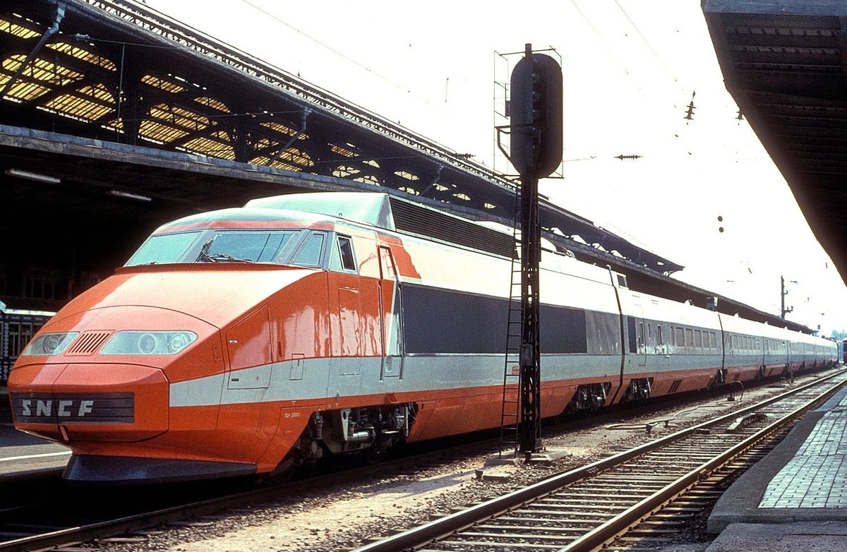 Pour rouler à 300 km/h, il faut deux choses:- Un TGV- Une voie spéciale. (On va appeler ça une LGV: Ligne à Grande Vitesse).Et pour que les TGV soient peinards, ils n’y a que EUX qui roulent dessus.