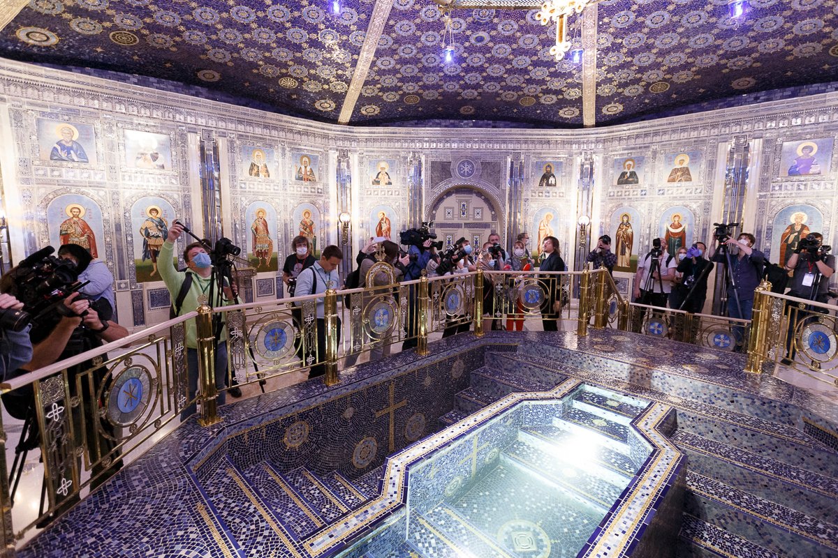 mod_russia's tweet photo. #PhotoReport More than 100 foreign mass media representatives from CIS, Europe, Asia and USA for the 1st time visited the Russian Armed Forces' #MainCathedral built in honour of the 75th anniversary of the #GreatPatrioticWar Victory https://t.co/zP1wSzcVup #MemoryRoad #Victory75 https://t.co/81H4ZBXKls