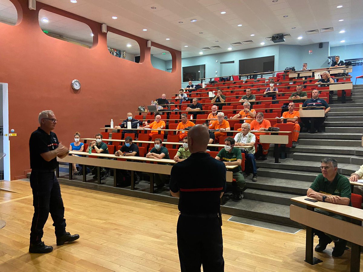 Pompiers_13's tweet photo. La saison #FeuxDeForêt se prépare collectivement.Réunis au centre de formation des #Pompiers13,les acteurs mettent en commun leur savoir pour être + efficace.
@MarinsPompiers,#ADCCFF13, forestiers-sapeurs,#FORMISC de la @SecCivileFrance,@Gendarmerie, sûreté départementale https://t.co/txsBpVIZKZ