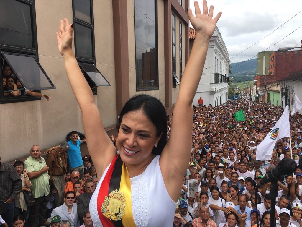 ADemocratica's tweet photo. #URGENTE Respaldamos gestión de lucha de nuestra compañera @laidygomezf como gobernadora del Tachira y rechazamos intento ilegal de destituirla! ¡Somos demócratas y nuestra lucha no es otra que lograr elecciones libres, con condiciones claras para que Venezuela decida! https://t.co/ehrzyK9e29