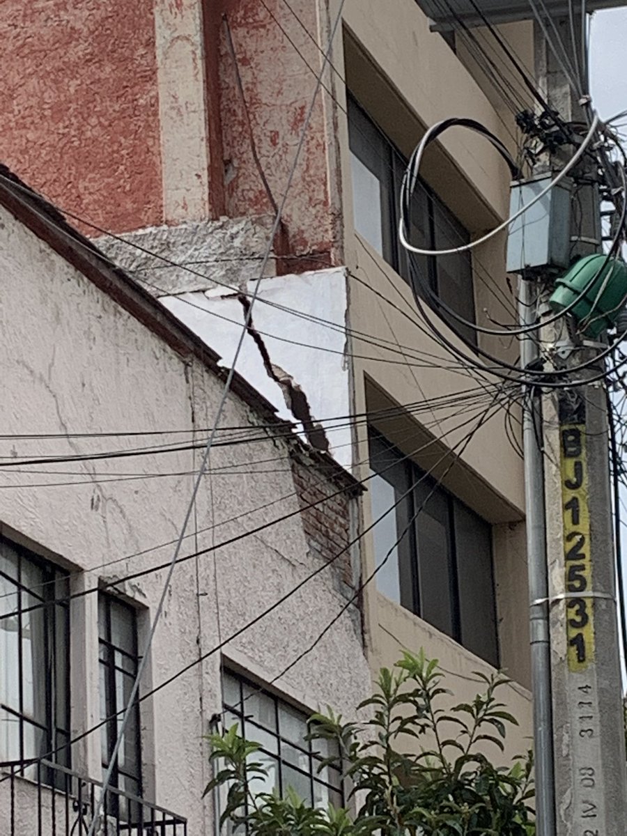 <a href="/AccionesBJ/">Acciones BJ</a> <a href="/BJAlcaldia/">Alcaldía de Benito Juárez</a> <a href="/STaboadaMx/">Santiago Taboada</a> <a href="/UCS_GCDMX/">Unidad de Contacto del Secretario SSC CDMX</a> este edificio es un riesgo para todos los vecinos desde el temblor del 2017 y siguien sin hacer nada. Hoy tronó la estructura y se hizo más grande la abertura. Cuando piensan hacer algo?  #Pestalozzi408