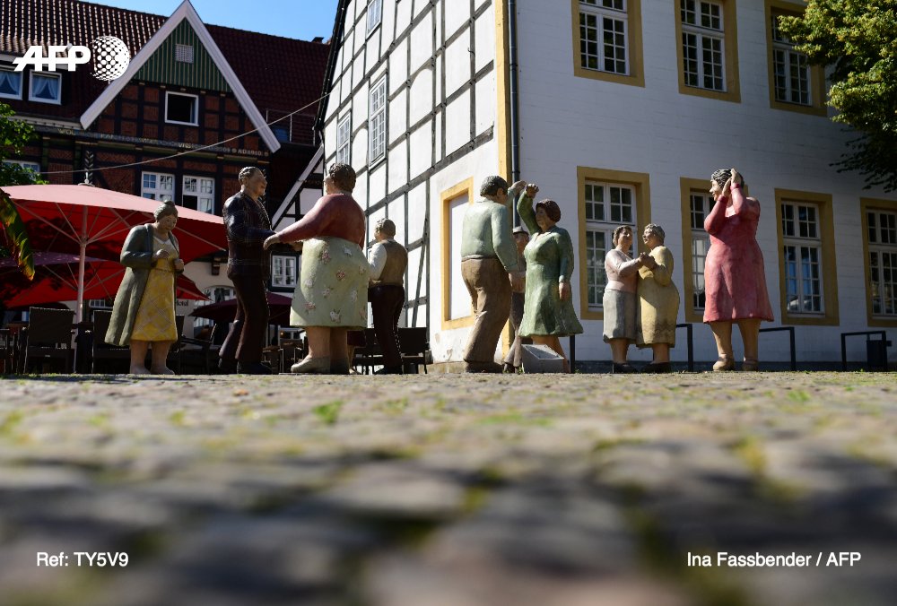 [À LA UNE À 18H] - L'Allemagne a annoncé pour la première fois un #reconfinement à l'échelle locale qui concerne plus de 600.000 personnes, face à l'éruption d'un important foyer de contamination parti du plus grand abattoir d'Europe #AFP (1/5)