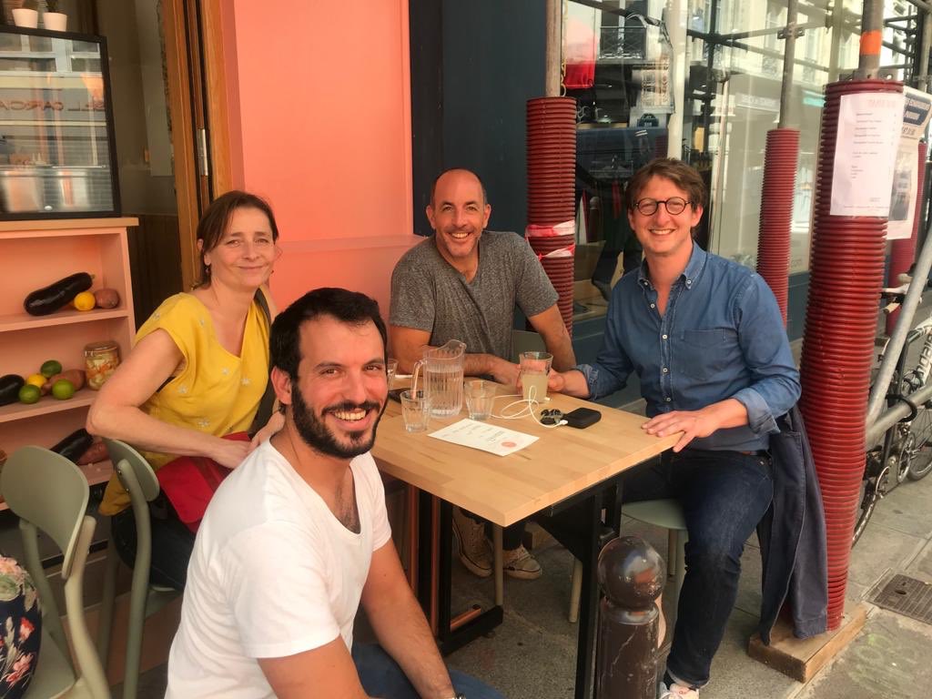 NousParisCentre's tweet photo. ☀️Dans les rues de #ParisCentre cet après-midi, rencontre entre @ArielWeilT, @VeroLevieux, @Boniface_NCho et de jeunes entrepreneurs qui ont subi de plein fouet le #confinement. https://t.co/6bCFvlWkpb