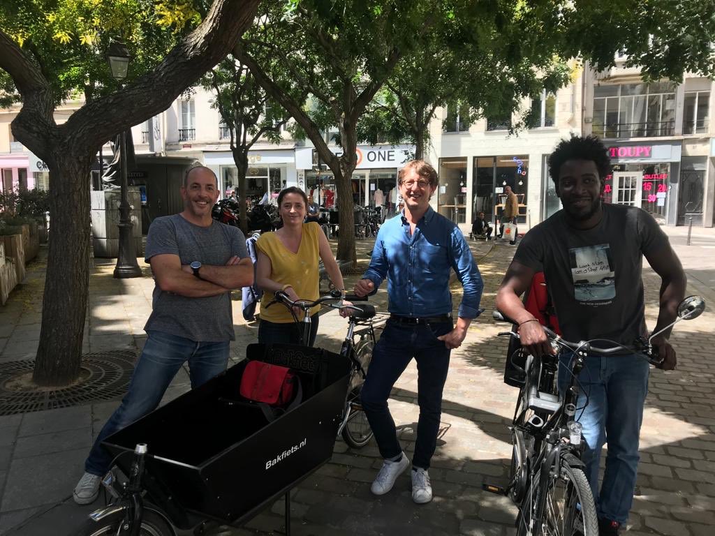 ☀️Dans les rues de #ParisCentre cet après-midi, rencontre entre <a href="/ArielWeilT/">Ariel Weil</a>, <a href="/VeroLevieux/">Véronique Levieux</a>, <a href="/Boniface_NCho/">Boniface N'Cho</a> et de jeunes entrepreneurs qui ont subi de plein fouet le #confinement.