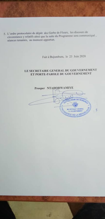 lecd50's tweet photo. #Burundi
C'est habile! @GeneralNeva  ayant prêté serment, on n'enterre pas un président en exercice mais un ancien président!

Mutama2 est désormais 1er sinistre...Mais quel gouvernement l'accompagnera aux cérémonies?

Des bisous, c'est important les bisous! 😘 https://t.co/JGXpWlXS5i