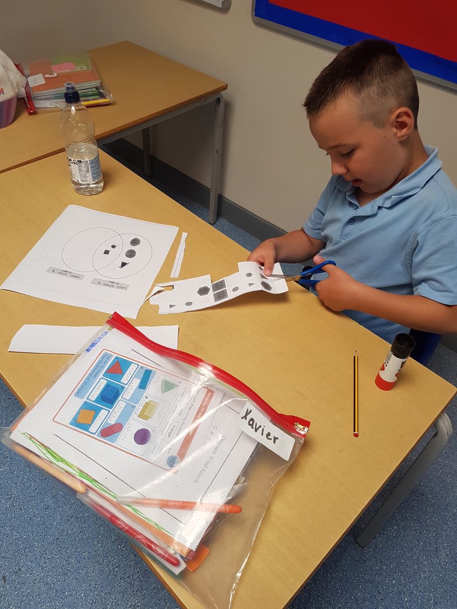 StThereseE1's tweet photo. They were also sorting 2D shapes into groups 🟣🔺🔸🔷🟩 ⁦@StAnnesCPS⁩ https://t.co/ChM8MhKhNL