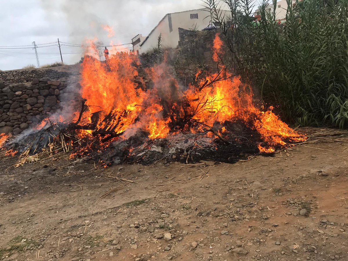 PCARUCAS's tweet photo. #SanJuan2020 Durante la tarde de hoy efectivos @PCARUCAS en colaboración con @emergencias_gc verifican y controlan algunas hogueras en #Arucas https://t.co/g1auXmOrH7