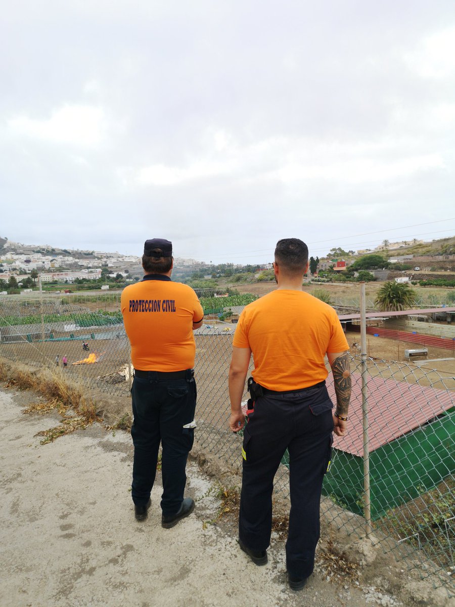 PCARUCAS's tweet photo. #SanJuan2020 Durante la tarde de hoy efectivos @PCARUCAS en colaboración con @emergencias_gc verifican y controlan algunas hogueras en #Arucas https://t.co/g1auXmOrH7