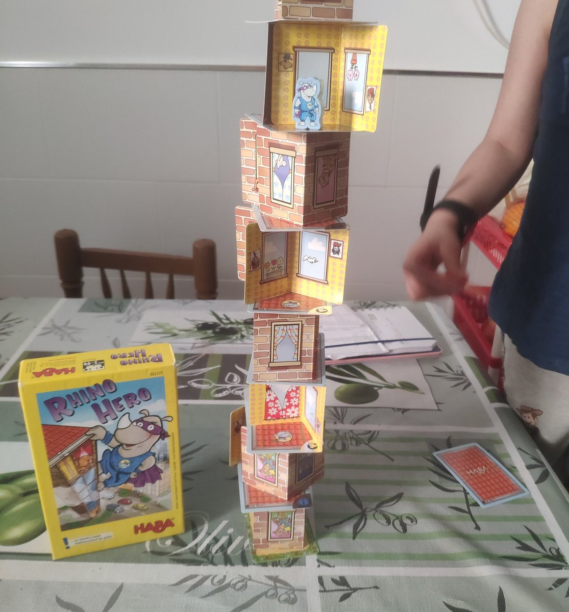 DesvanC's tweet photo. Otra tarde de juego y sobre todo de risas con un juego para toda la familia Rhino Hero #rhinohero #haba #juegodemesa #boardgames #juegofamiliar #juegoparaniños #cartas #meeples https://t.co/M5YLyjM28h