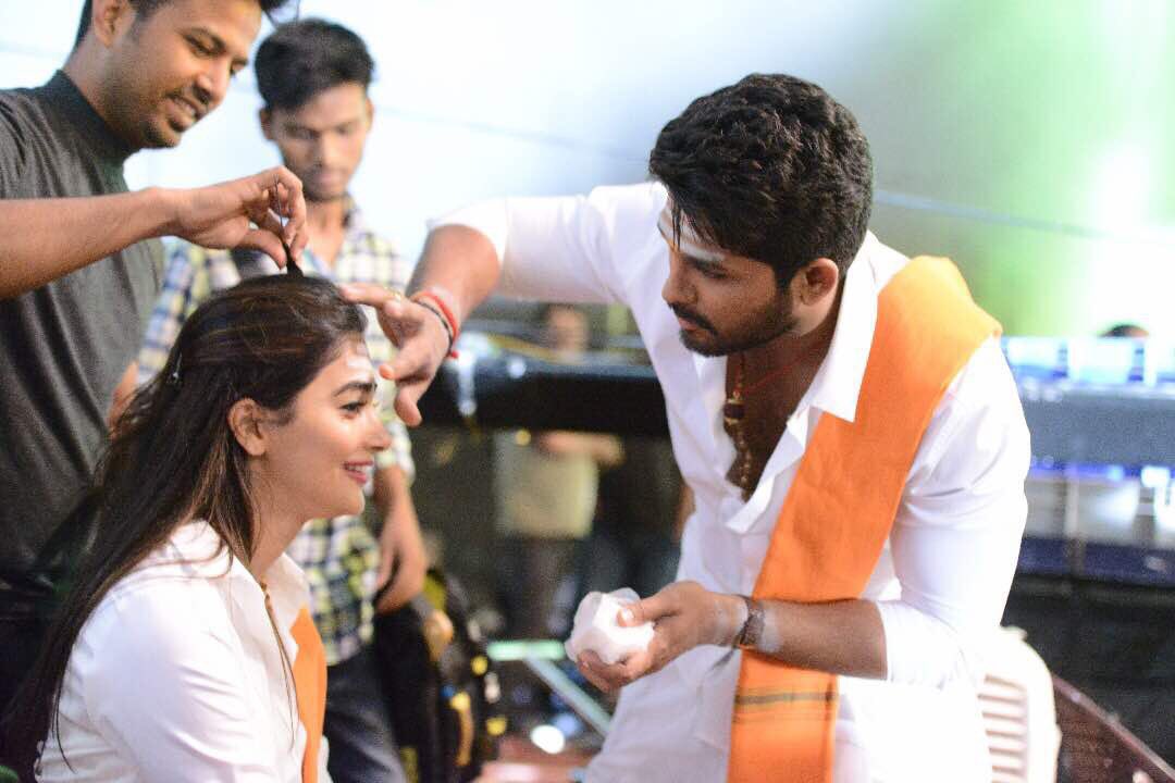 hegdepooja's tweet photo. Throwback to the time when @alluarjun aka Duvvada Jaggannadham was showing me how to become Miss DJ 😂 Vibhuti Pro 😂 ... contd (1) #DuvvadaJagannadham #DJ https://t.co/6b2to4EJcH