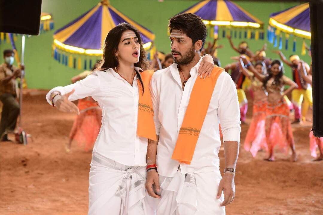 hegdepooja's tweet photo. Throwback to the time when @alluarjun aka Duvvada Jaggannadham was showing me how to become Miss DJ 😂 Vibhuti Pro 😂 ... contd (1) #DuvvadaJagannadham #DJ https://t.co/6b2to4EJcH