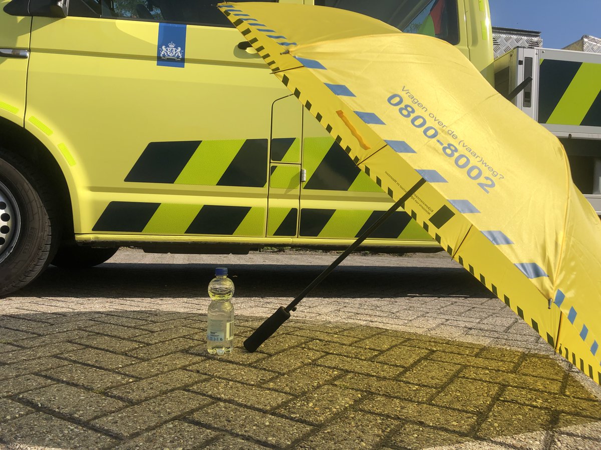 RWSverkeersinfo's tweet photo. 🌞 | Door de hitte gaan we vanaf morgen versneld bergen. Hiermee voorkomen we dat gestrande weggebruikers lange tijd stil komen te staan in de hitte. Tip: leg voor de zekerheid een paraplu en flesje water in de auto 👉 https://t.co/vSZCdJ6jms. #hitteprotocol https://t.co/V8HrxstZNs