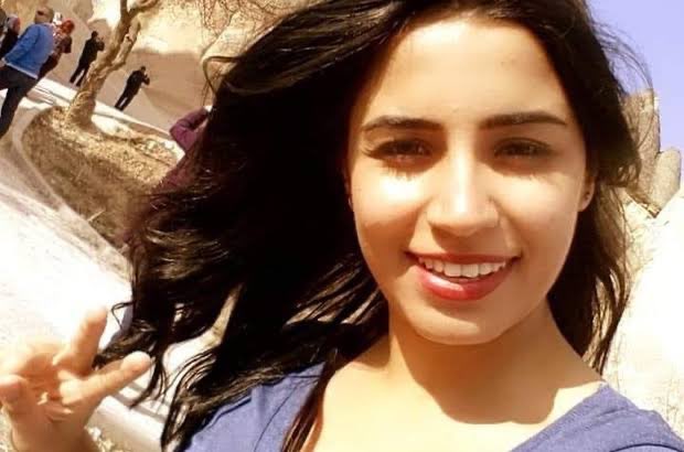KampusCadi's tweet photo. Feray 23 yaşında öldürüldü, yaşasaydı bugün 26 yaşına girecekti. Onu öldüren polis Fatih Burak Aykul serbest bırakıldı!

Kadın cinayetlerini aklayan, cezasız bırakan adaletinize karşı susmuyoruz! Feray ve katledilen diğer tüm kadınlar için adalet istiyoruz! #Hep23Yaşında https://t.co/w9ORe6CafU