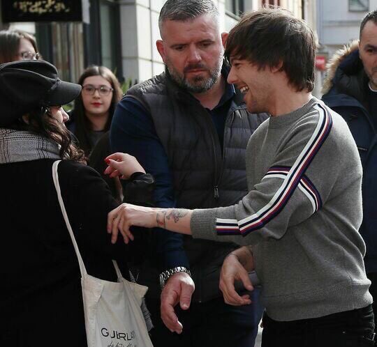 louis recognised this fan & a pap caught their cute interaction!