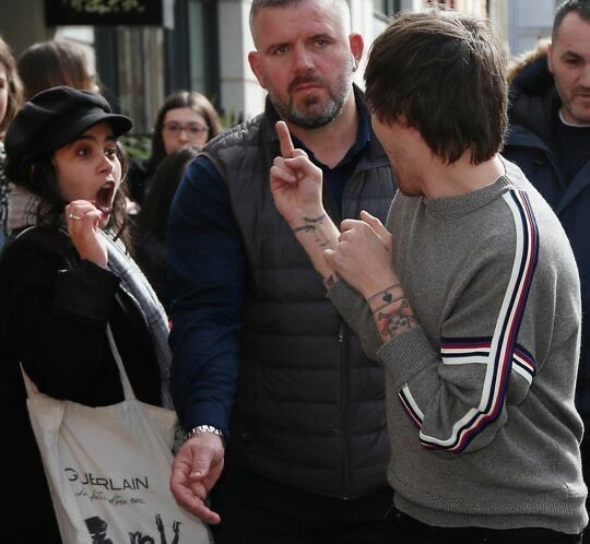 louis recognised this fan & a pap caught their cute interaction!