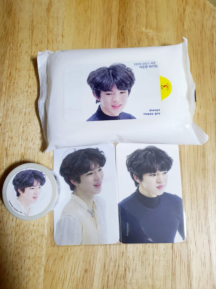 째로님 굿즈 도착했어요~ㅎㅎ 나눔 감사합니다😍
포토카드랑 마스킹테이프는 고이고이 소장하면 되는데  물티슈는 아까워서 못 쓰겠어ㅠㅠ